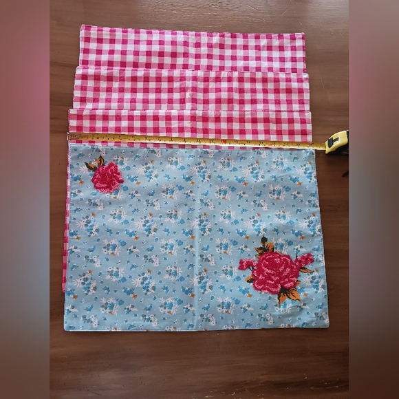Set Of 4 Adorable Reversable Placemats Blue Floral Red Plaid Nice Size - Picture 7 of 10